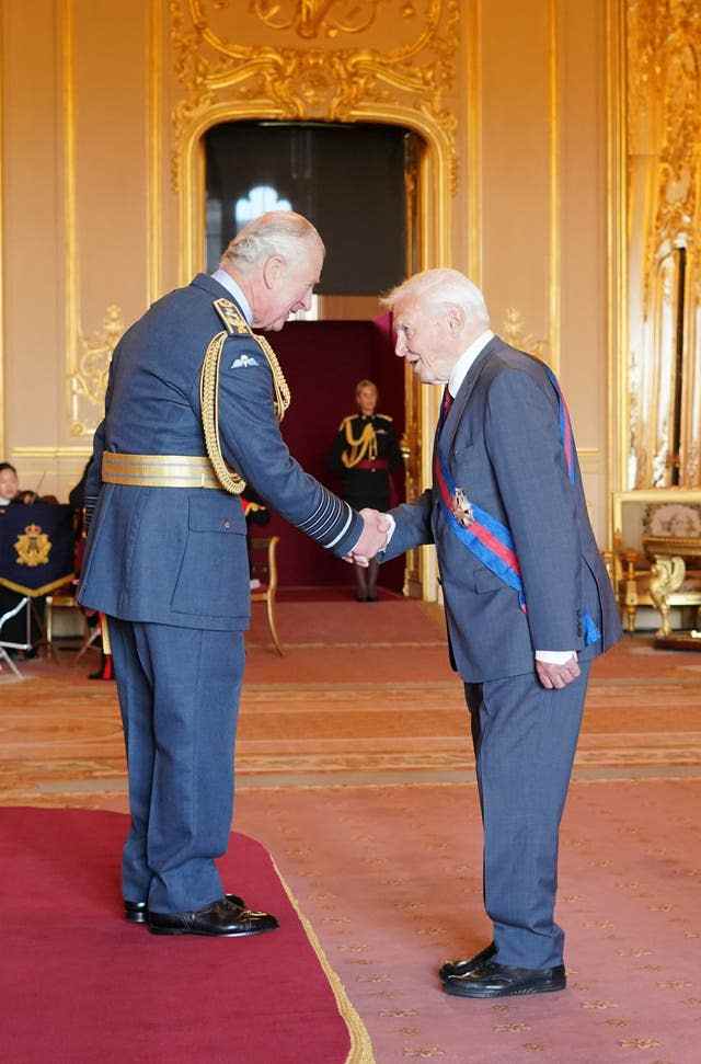 Sir David Attenborough est fait chevalier grand-croix de l'ordre de Saint-Michel et Saint-Georges par le prince de Galles au château de Windsor (Jonathan Brady/PA)