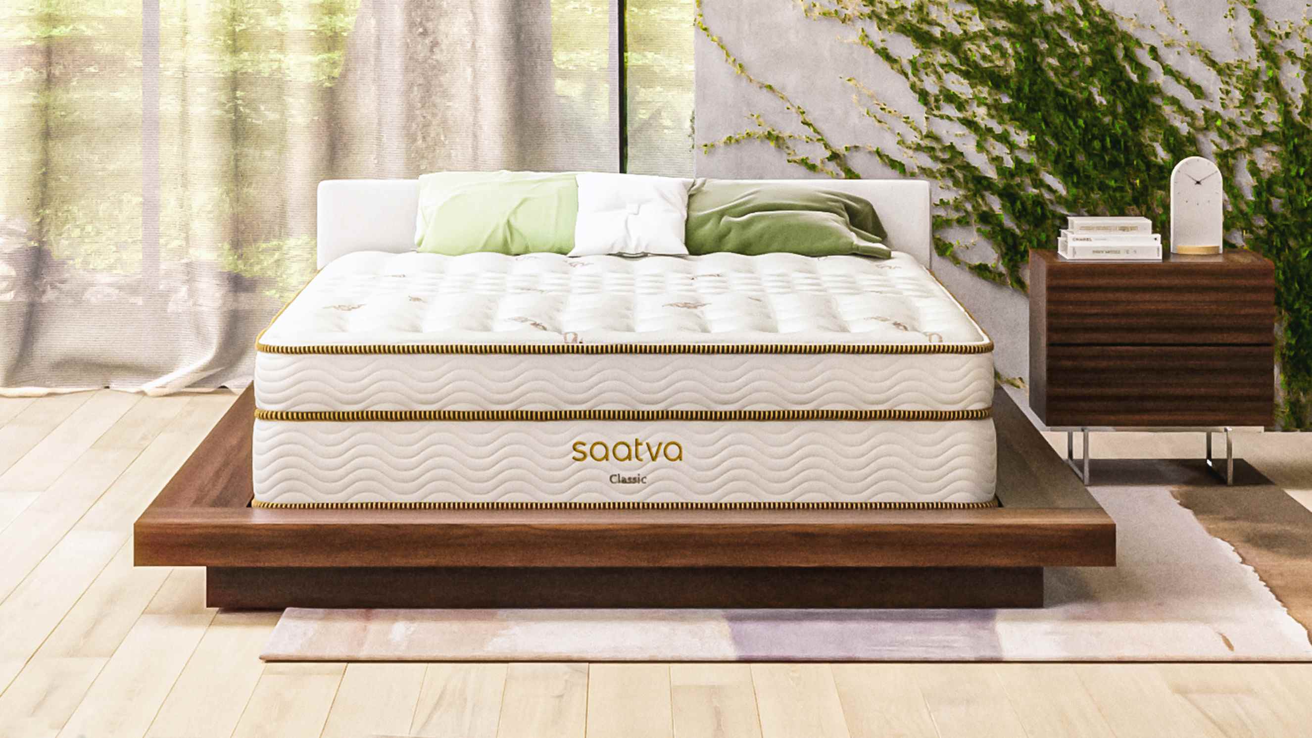 Le matelas Saatva Classic présenté sur un cadre de lit en bois clair dans une chambre élégante
