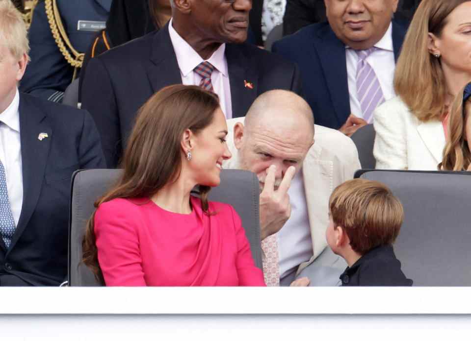 Catherine, duchesse de Cambridge sourit alors que Mike Tindall fait des gestes au prince Louis, alors qu'il assiste au concours du jubilé de platine, marquant la fin des célébrations du jubilé de platine de la reine Elizabeth de Grande-Bretagne, à Londres, en Grande-Bretagne, le 5 juin 2022. Chris Jackson/Pool par Reuters