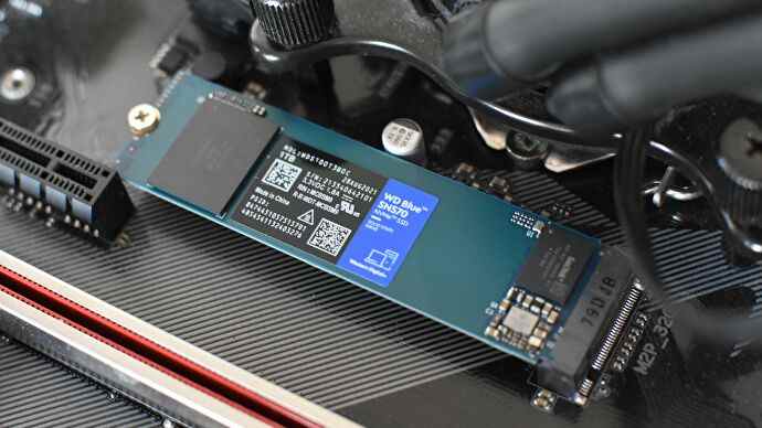 Le SSD WD Blue SN570 installé dans un slot M.2.