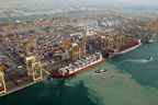 Une vue aérienne du port de Jebel Ali, un port avec soixante-sept postes d'amarrage au sud de Dubaï, le plus grand port artificiel du monde. 