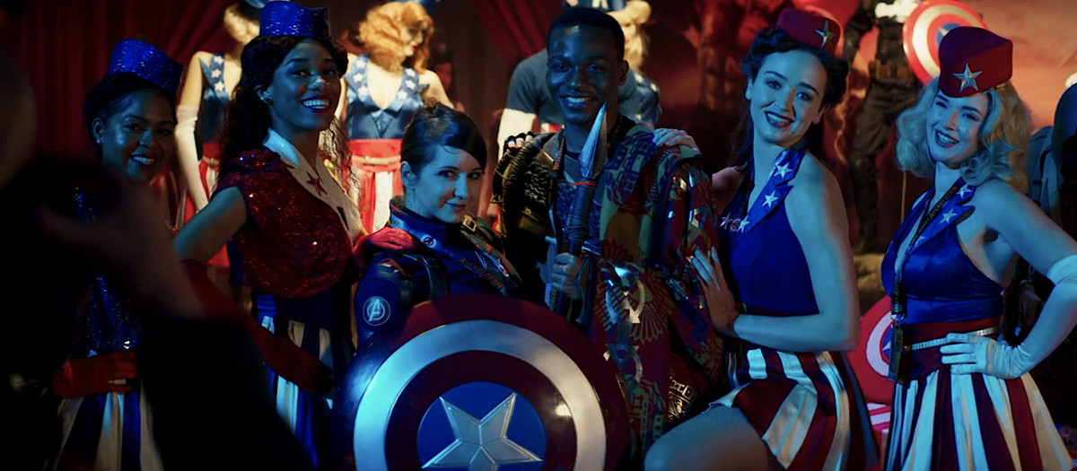 Une capture d'écran de l'épisode 1 de Mme Marvel, avec des participants à AvengersCon déguisés en personnages MCU assortis