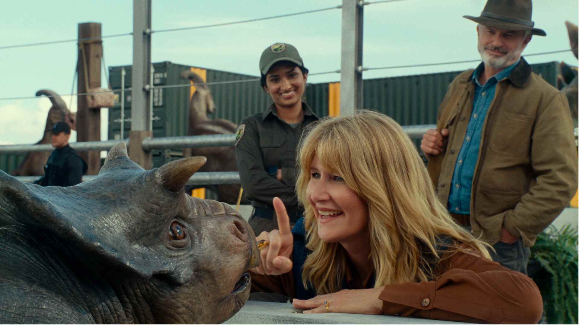 Laura Dern et un Nasutoceratops dans Jurassic World Dominion
