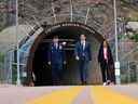Le premier ministre Justin Trudeau et la ministre de la Défense nationale Anita Anand marchent avec le général Glen VanHerck, commandant du Commandement du Nord des États-Unis et du Commandement de la défense aérospatiale de l'Amérique du Nord à l'installation de la Station de la Force spatiale de Cheyenne Mountain à Colorado Springs, Colorado, le 7 juin 2022.