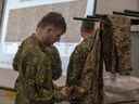Le lieutenant-colonel Corby s'adresse au 3 Royal Canadian Regiment au sujet de l'essai de modernisation des vêtements et de l'équipement du soldat à la Garnison Petawawa le 4 septembre 2019. 