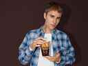 Justin Bieber et Tim Hortons collaborent sur une nouvelle gamme de boissons pour l'été