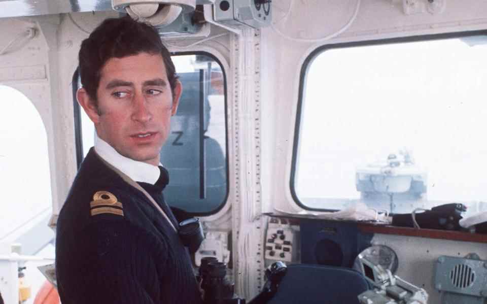 Le prince Charles donne des ordres lors d'un exercice de lutte contre les mines en octobre 1976 dans le Firth of Forth, en Écosse - Anwar Hussein/Getty Images Europe