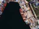 Une image satellite montre un gros plan d'un vraquier chargeant du grain au port de Sébastopol, en Crimée, le 22 mai 2022. 