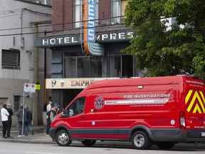 Une personne est décédée après un incendie à l'Empress Hotel SRO à East Hastings dans le DTES tôt samedi matin.  L'incident fait l'objet d'une enquête. (Photo de Jason Payne/ PNG)