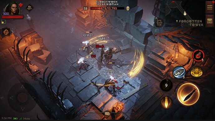 Diablo Immortal Crusader balançant son arme sur un groupe de lanciers sanguinaires dans une tour de pierre décrépite