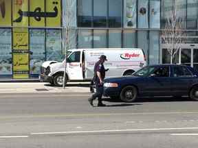 La police de Toronto sur les lieux de l'arrestation du chauffeur de camionnette Alek Minassian sur l'avenue Poyntz, le 23 avril 2018.