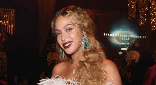 Beyoncé déplace quelques images, les fans espèrent B7