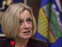 La première ministre de l'Alberta, Rachel Notley, s'adresse aux membres du cabinet à Edmonton le lundi 3 décembre 2018. Notley affirme qu'un membre de son caucus accusé d'avoir ordonné à un fonctionnaire de faire du travail pour le parti à l'heure du gouvernement soutient qu'il ne l'a pas fait.