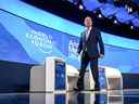 Le fondateur et président exécutif du Forum économique mondial, Klaus Schwab, arrive sur scène lors de la réunion annuelle du Forum économique mondial (WEF) à Davos, le 25 mai 2022. (Photo de Fabrice COFFRINI / AFP)