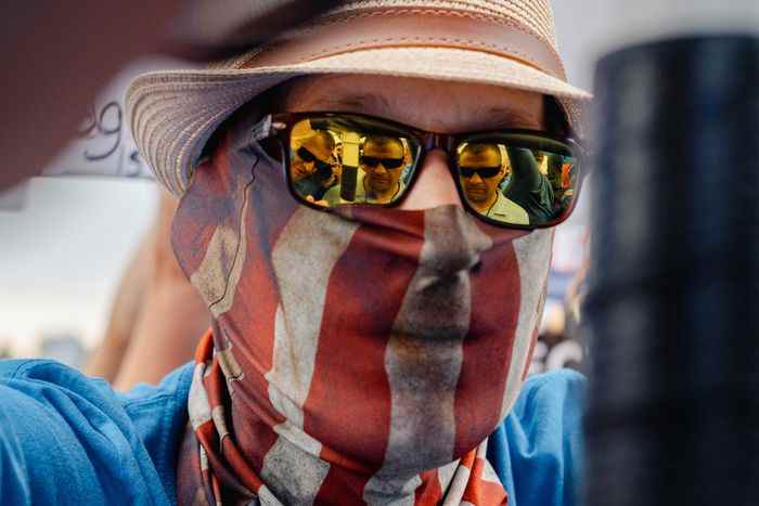Un homme porte un bandana du drapeau américain sur son visage lors du deuxième rassemblement March for our Lives.