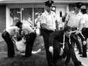 La police éloigne des manifestants de la clinique du Dr Henry Morgentaler à Montréal le 26 mai 1989. 