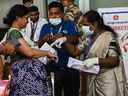 Des agents de santé examinent les passagers arrivant de l'étranger pour détecter les symptômes de Monkeypox au terminal de l'aéroport international d'Anna à Chennai, en Inde, le 3 juin 2022.  