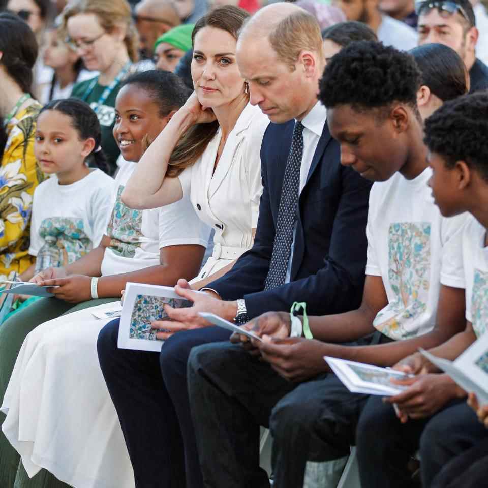 William et Kate assis parmi les survivants - PETER NICHOLLS/AFP