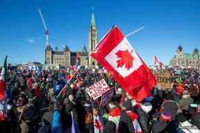 Les partisans du Freedom Convoy protestant contre les mandats et les restrictions du vaccin COVID devant la Colline du Parlement à Ottawa, Canada, le samedi 29 janvier 2022.