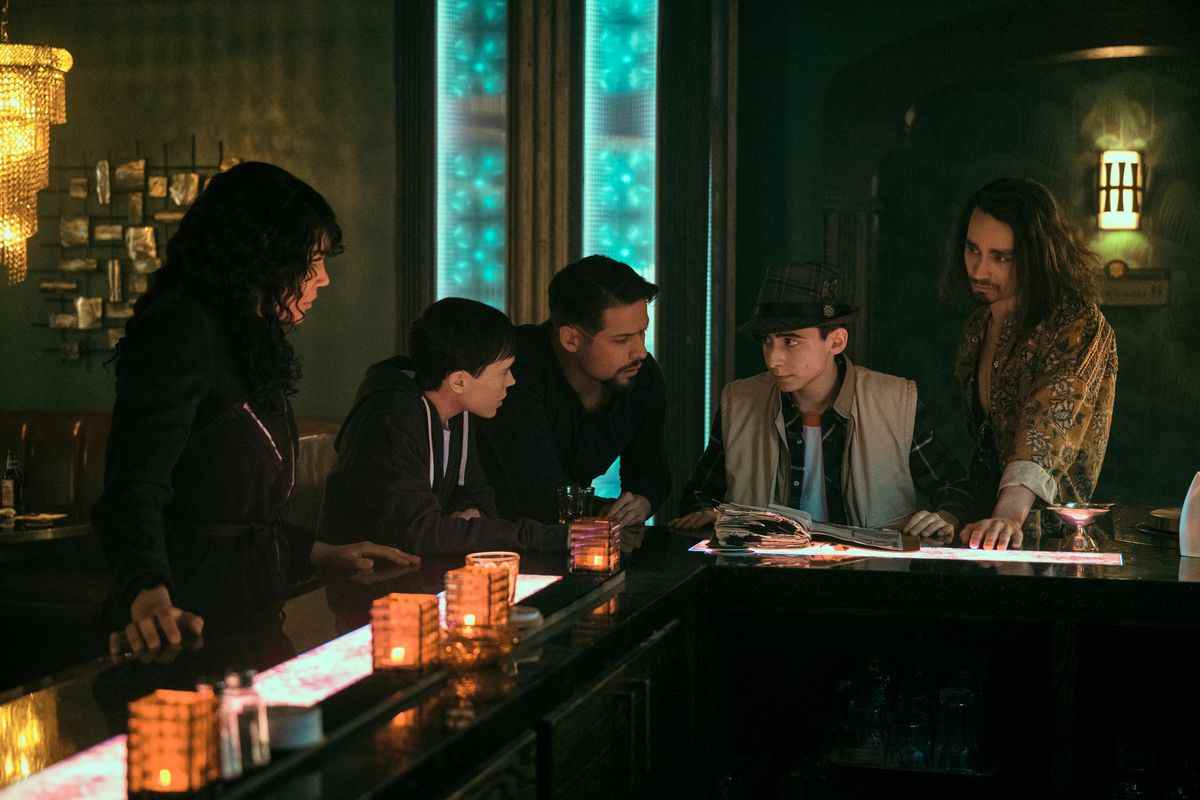 Allison, Elliot, Diego, Klaus et Five se rassemblent autour d'un bar