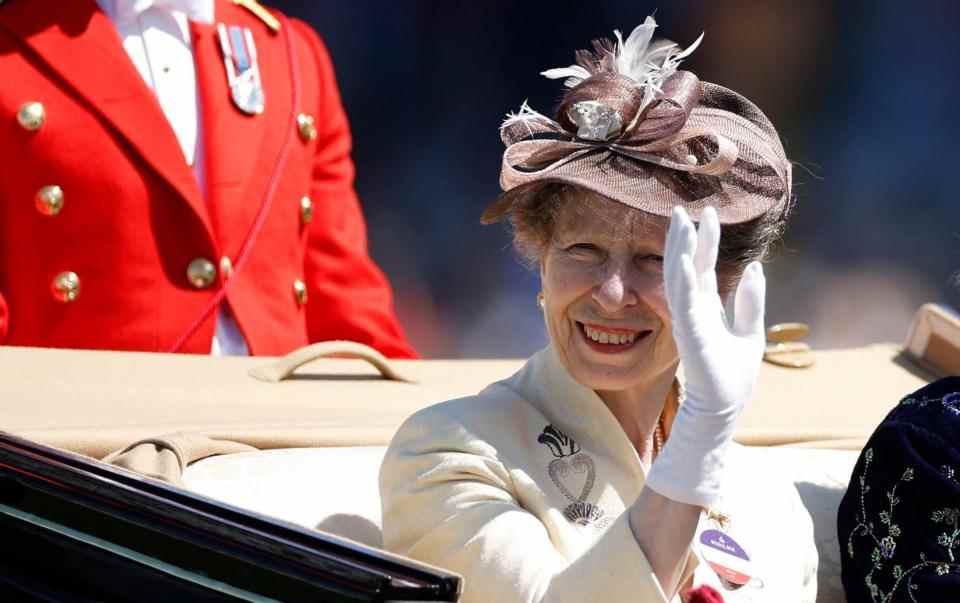 La princesse royale lors de la procession royale.  Plus tard, elle a vu King's Lynn, le cheval de Sa Majesté, être sellé - REUTERS