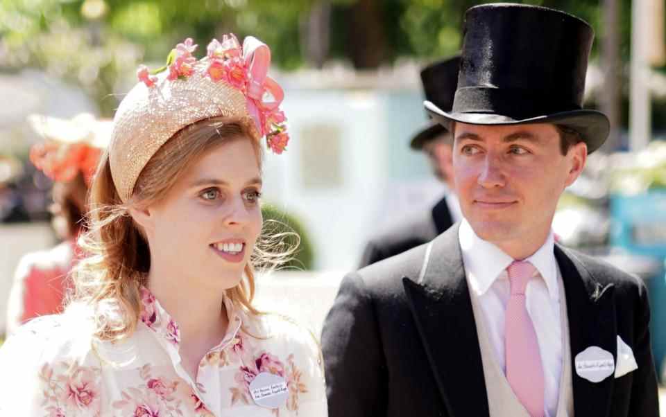La princesse Beatrice et Edoardo Mapelli Mozzi arrivent le premier jour de l'événement de courses de chevaux – PA
