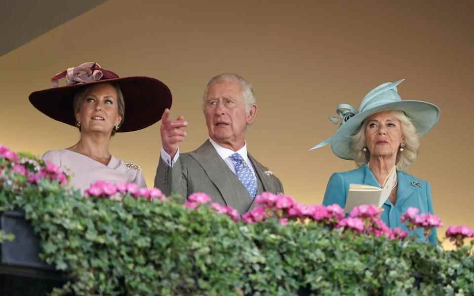 La comtesse de Wessex, le prince de Galles et la duchesse de Cornouailles regardent la course depuis la loge royale – PA