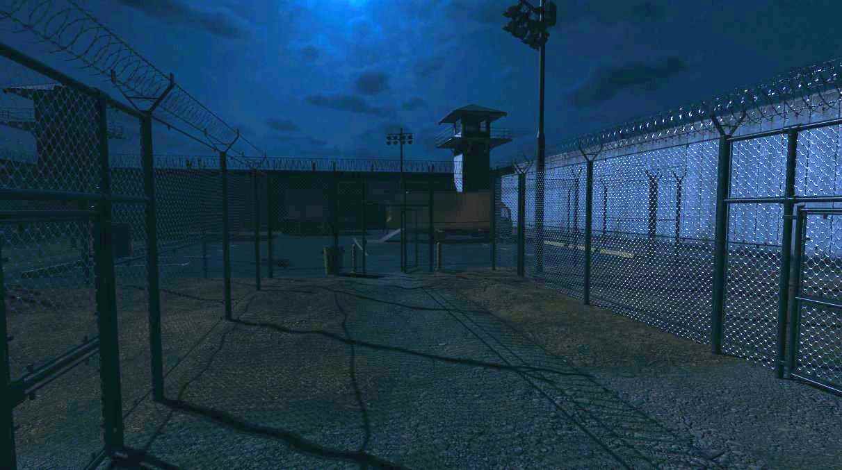 Capture d'écran de la phasmophobie montrant une cour d'exercice entourée de clôtures grillagées et d'une tour de tireurs d'élite qui la surplombe