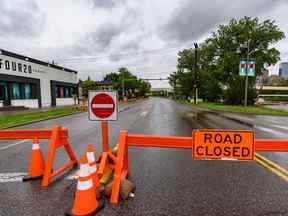 Memorial Drive a été fermée entre la 10th Street NW et Edmonton Trail NE en raison de problèmes d'inondation mardi.