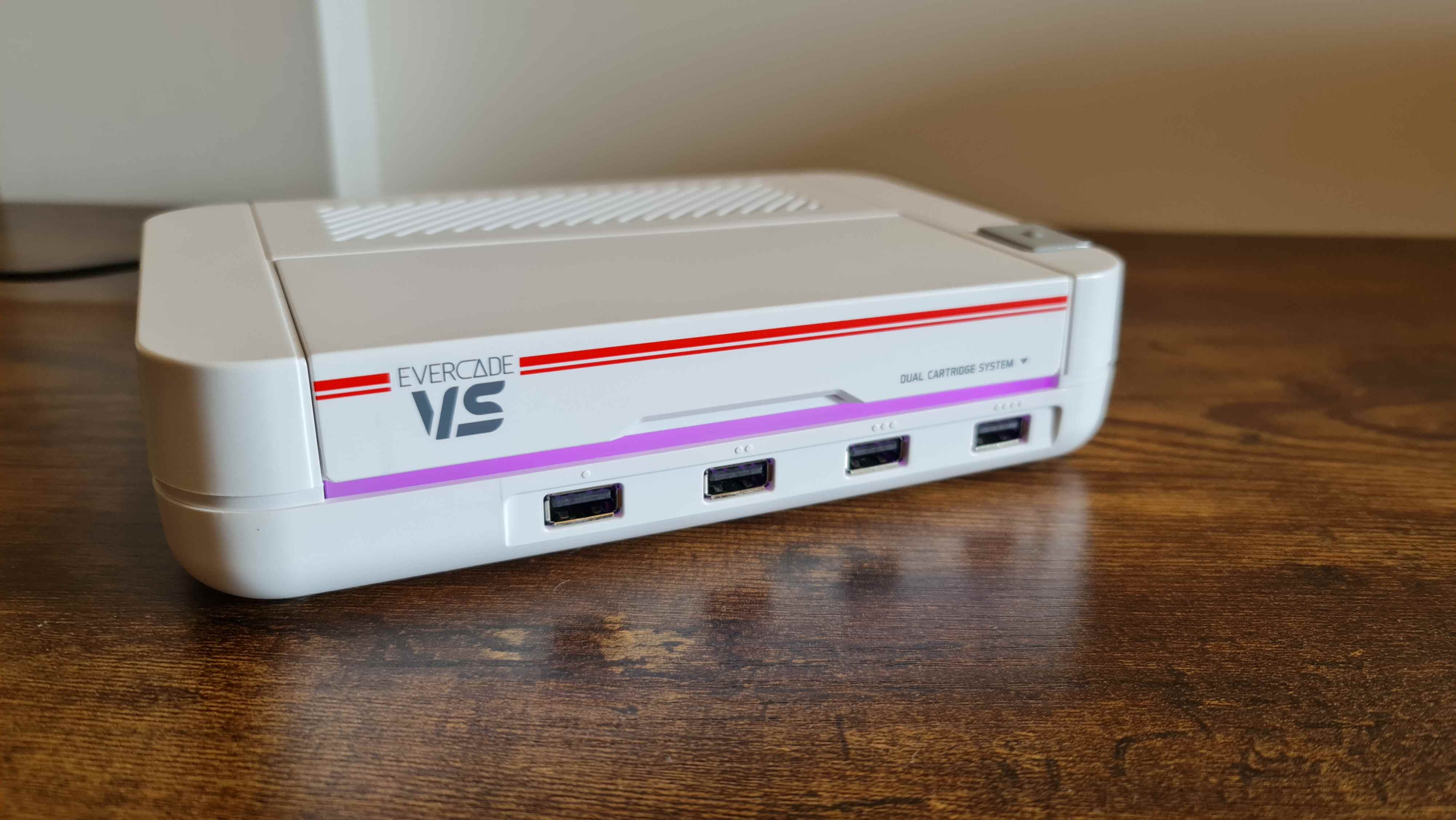 Console de jeu Evercade VS allumée avec une lumière violette