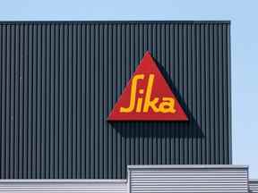 Un logo Sika AG se trouve à l'extérieur d'une usine de fabrication d'adhésifs et de ciment Sika à Birr, en Suisse.