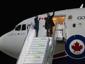 Le premier ministre Justin Trudeau fait signe de la main alors qu'il débarque d'un avion du gouvernement à Berlin, en Allemagne, le 8 mars 2022. LA PRESSE CANADIENNE/Adrian Wyld