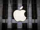 PHOTO DE FICHIER : PHOTO DE FICHIER : Un logo Apple est suspendu au-dessus de l'entrée de l'Apple Store sur la 5e Avenue dans le quartier de Manhattan à New York, le 21 juillet 2015. REUTERS/Mike Segar/File Photo/File Photo
