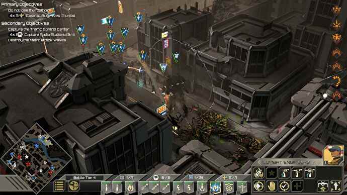 Quelques marines, avec un grand robot devant, combattant des insectes dans une ruelle étroite d'une ville détruite dans Starship Troopers: Terran Command