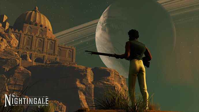 Une capture d'écran de Nightingale qui montre le joueur brandissant un fusil et regardant un magnifique bâtiment en forme de dôme alors que la lune se trouve dans le ciel.