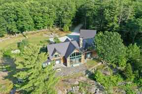La propriété où Ghislaine Maxwell, ancienne associée du défunt financier en disgrâce Jeffrey Epstein, a été arrêtée par le FBI est vue sur une photographie aérienne à Bradford, New Hampshire, États-Unis le 2 juillet 2020. REUTERS/Drone Base