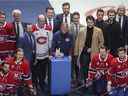 Le gestionnaire d'équipement de longue date des Canadiens Pierre Gervais (centre avec coupe-vent bleu) est honoré au centre de la glace par toute l'équipe, y compris le capitaine Shea Weber (derrière Gervais avec une barbe), avant le sien, et le dernier match de l'équipe de la saison contre la Floride Panthers au Centre Bell de Montréal le vendredi 29 avril 2022. 