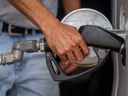 Les prix de l'essence pourraient encore grimper cet été.