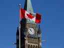 FILE PHOTO: Un drapeau canadien flotte devant la Tour de la Paix sur la Colline du Parlement à Ottawa, Ontario, Canada, le 22 mars 2017. REUTERS / Chris Wattie / File Photo