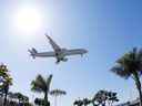 Un avion de passagers d'American Airlines s'approche pour atterrir à LAX lors de l'éclosion de la maladie à coronavirus (COVID-19) à Los Angeles, Californie, États-Unis, le 7 avril 2021. 