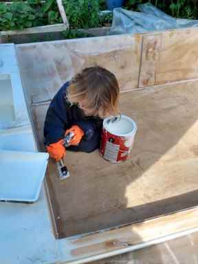 La fille cadette de McDonald, maintenant âgée de trois ans, a aidé à peindre la coque du bateau.  Crédit photo : La famille McDonald