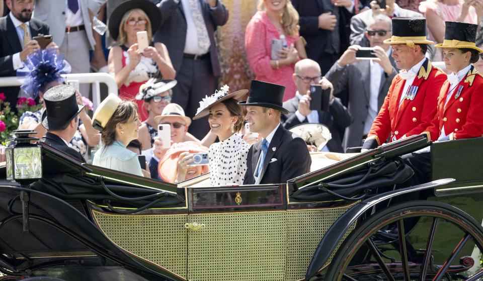 La duchesse de Cambridge et le prince William sont arrivés en calèche au cinquième et dernier rendez-vous de Royal Ascot.  (Getty Images)