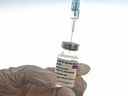 Un agent de santé prépare une dose du vaccin AstraZeneca dans un centre de vaccination COVID-19 du Wizink Center à Madrid le 12 mai 2021.