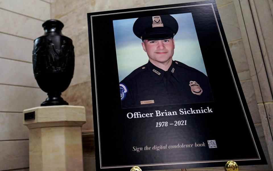 Brian Sicknick est décédé après avoir été aspergé de gaz poivré et frappé avec un extincteur pendant l'émeute, ci-dessous