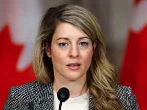 La ministre des Affaires étrangères du Canada, Mélanie Joly, prend la parole lors d'une conférence de presse sur la situation en Ukraine, à Ottawa, Ontario, Canada, le 22 février 2022.
