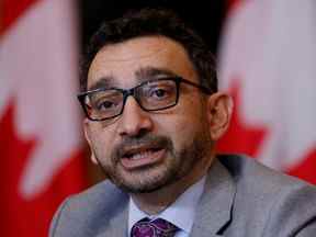 Le ministre des Transports Omar Alghabra assiste à une conférence de presse à Ottawa, le 15 février 2022.