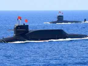 Un sous-marin lance-missiles balistiques de classe Jin de type 094A à propulsion nucléaire de la marine de l'Armée populaire de libération (APL) de Chine est vu lors d'une démonstration militaire dans la mer de Chine méridionale le 12 avril 2018.