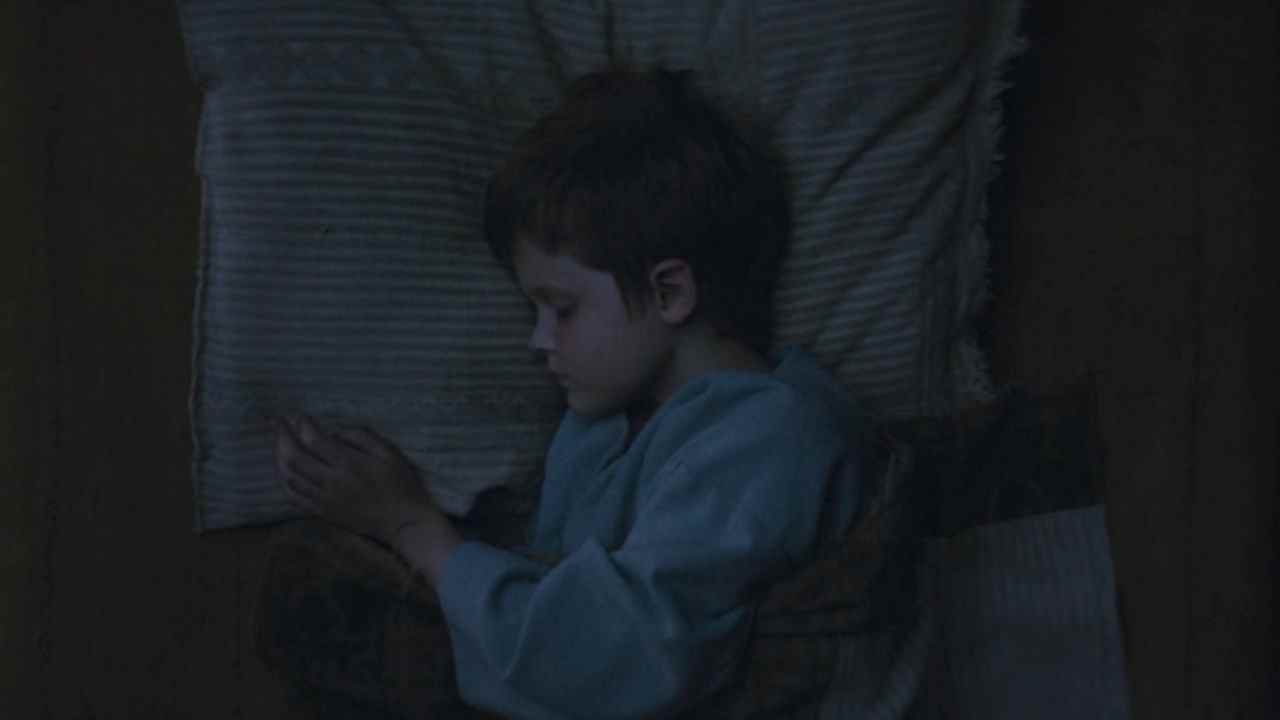 Le jeune Luke Skywalker dort dans son lit dans la série Obi-Wan Kenobi