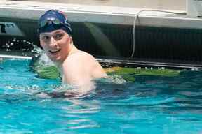 La nageuse de l'Université de Pennsylvanie, Lia Thomas, sourit après avoir remporté le 100 mètres nage libre lors des Championnats féminins de natation et de plongeon de l'Ivy League 2022 à Blodgett Pool le 19 février 2022 à Cambridge, Mass.