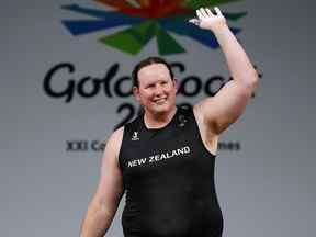 Laurel Hubbard de Nouvelle-Zélande salue pendant les Jeux du Commonwealth de Gold Coast 2018 en Australie.